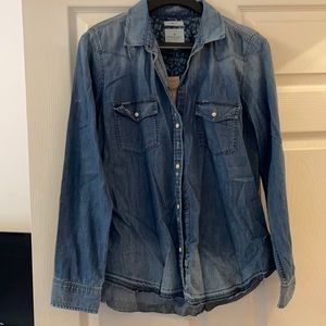 American Eagle Women’s soft denim shirt. Button snap closure. Size Large, NWT